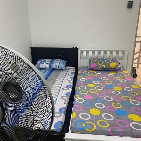 Klia Redza Homestay Kota Warisan Malay Only Sepang Exterior foto